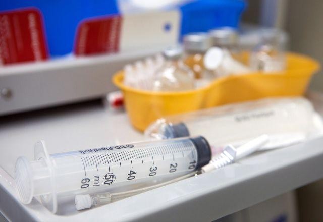 Vacina brasileira contra covid segue para testes em humanos
