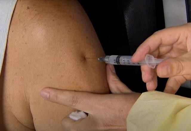 Covid-19: vacinação com lote da Pfizer começa em SP