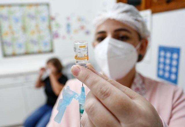 Imagem da noticia Saúde envia 3,2 milhões de vacinas contra a covid-19 aos estados