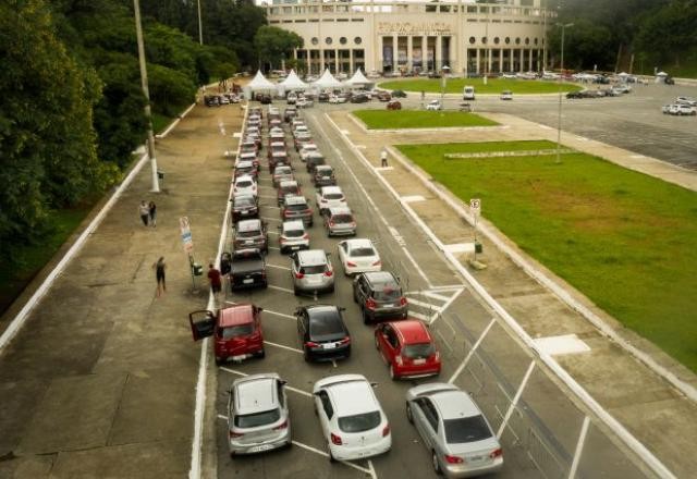 Imagem da noticia Postos drive thru têm filas longas para vacinar idosos de 80 a 84 anos em SP