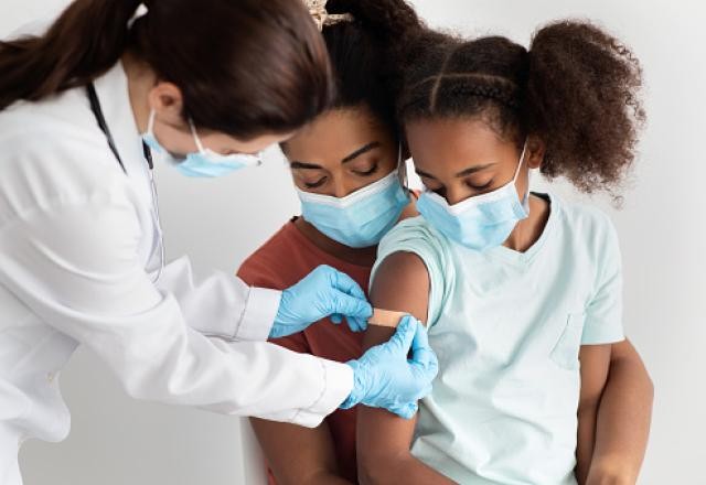 Fiocruz analisa hesitação de pais em vacinar os filhos contra a covid-19