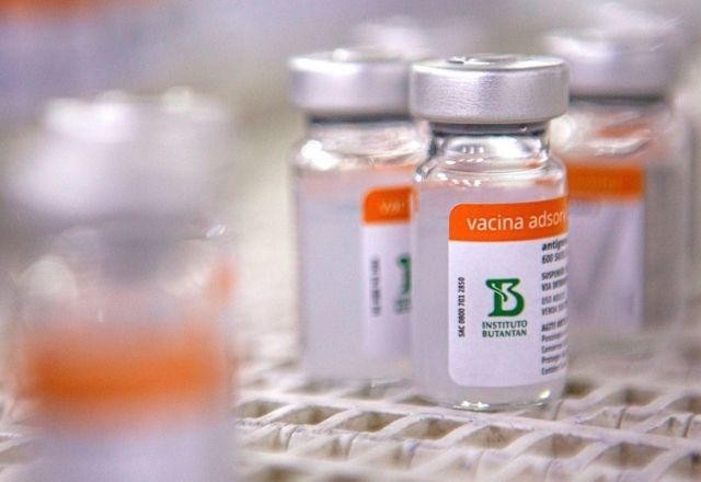 Cidades de SP confundem vacinas da gripe e covid-19 em vacinação