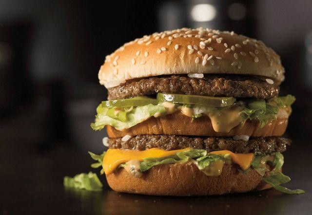 Preço do Big Mac custa 2,5% do salário mínimo no Brasil