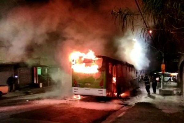 Imagem da noticia Vândalos incendeiam ônibus em São Paulo 