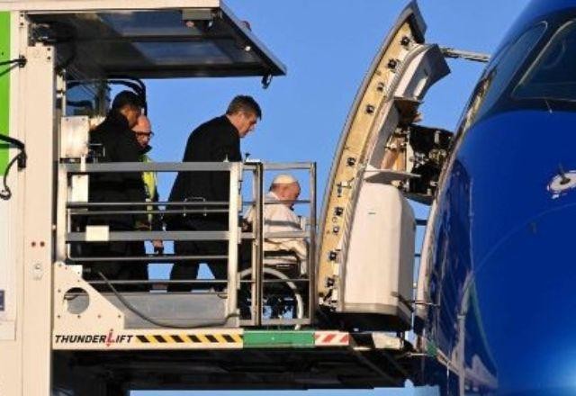 Imagem da noticia Em cadeira de rodas, papa Francisco embarca para peregrinação na África
