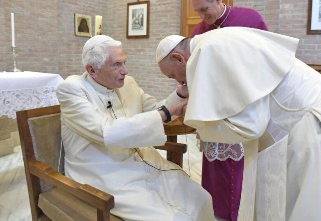 Papa Francisco diz que Bento XVI está doente e pede orações