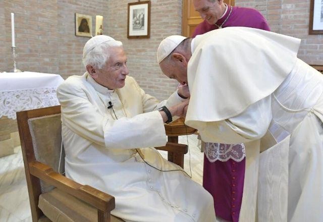 Imagem da noticia Papa Francisco diz que Bento XVI está doente e pede orações