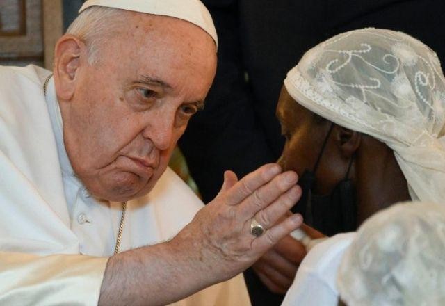 Imagem da noticia No Congo, papa condena violência e critica exploração no continente africano