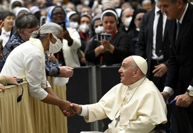 Imagem da noticia Papa Francisco aparece em cadeira de rodas pela primeira vez