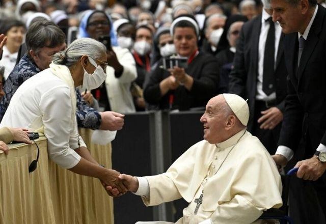 Papa Francisco aparece em cadeira de rodas pela primeira vez