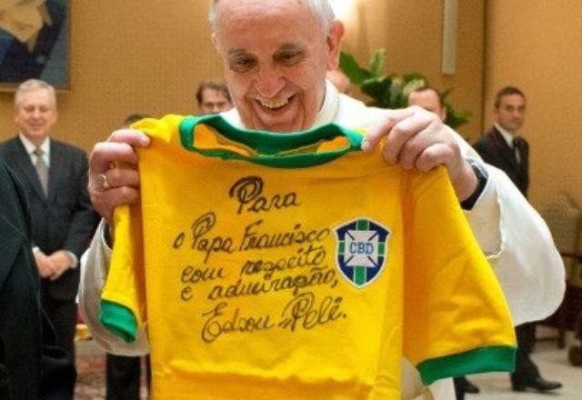 Imagem da noticia Vaticano presta homenagem a Pelé e exalta encontro com papas