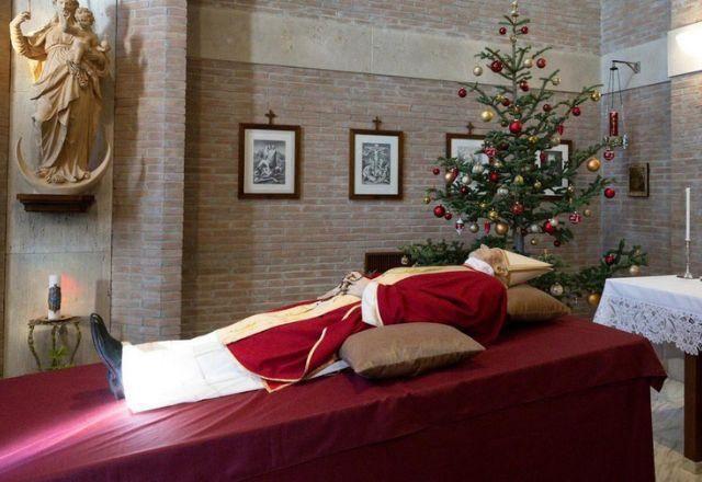 Imagem da noticia Mais de 65 mil pessoas já visitaram corpo de Bento XVI no Vaticano