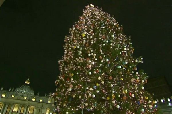 Vaticano inaugura presépio e iluminação da árvore de Natal