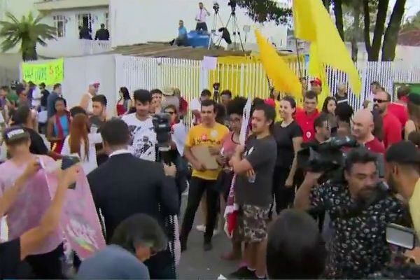 Imagem da noticia Veja como foi a espera por Lula na Polícia Federal de Curitiba