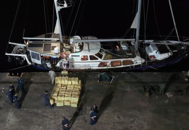 Imagem da noticia Veleiro com três toneladas de haxixe é apreendido a 363 quilômetros da costa 