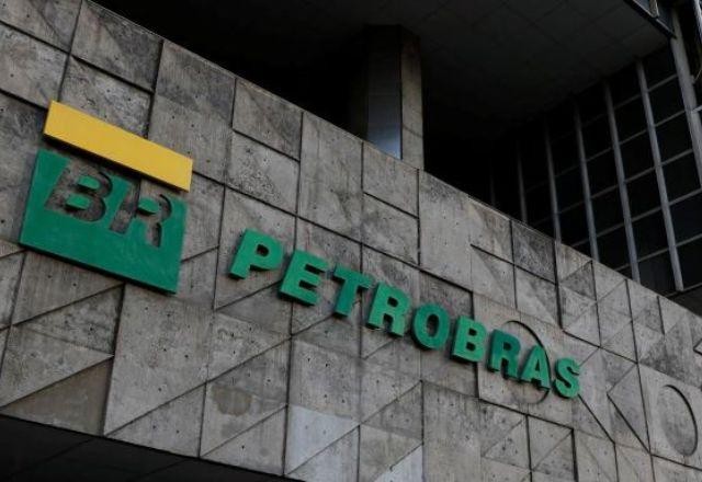 Governo pede à Petrobras suspensão da venda de ativos por 90 dias