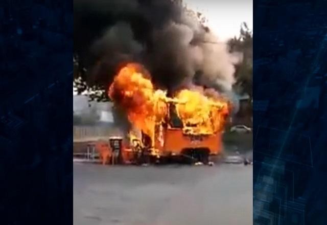Vendedor pede ajuda após ter food truck destruído por incêndio