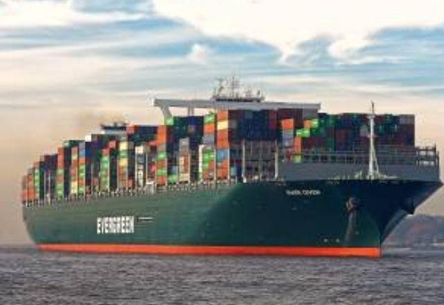Imagem da noticia Após seis dias, navio encalhado é liberado no Canal de Suez