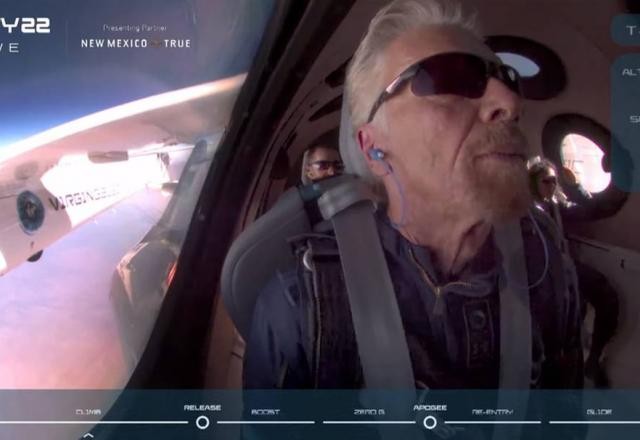 Bilionário Richard Branson viaja ao espaço em foguete da Virgin Galactic