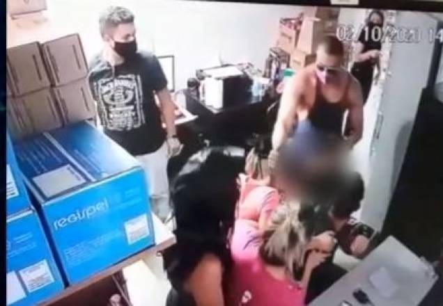 Vídeo: homem invade loja e tenta estuprar funcionária em SP