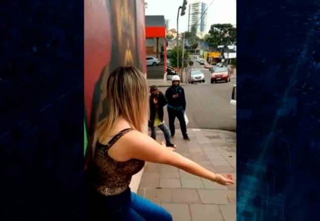 Vídeo: jovem bêbada bate carro em poste, dança na rua e é presa