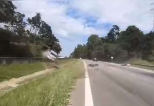 Imagem da noticia Vídeo: motociclista cai e provoca capotamento impressionante