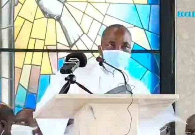 Vídeo: padre morre diante de fiéis ao passar mal em missa