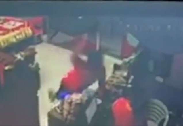 Vídeo: policial militar se nega a usar máscara e agride atendente com soco
