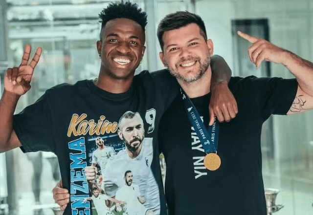 Imagem da noticia Assessor de Vini Jr. e Paquetá, baleado em assalto no Rio, permanece internado 