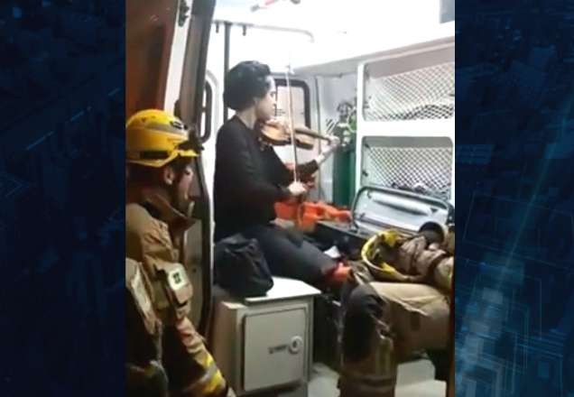Vítima de acidente toca violino na ambulância e emociona bombeiros