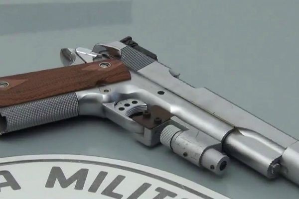 Imagem da noticia Vizinhos denunciam e criminoso que mantinha família refém acaba preso