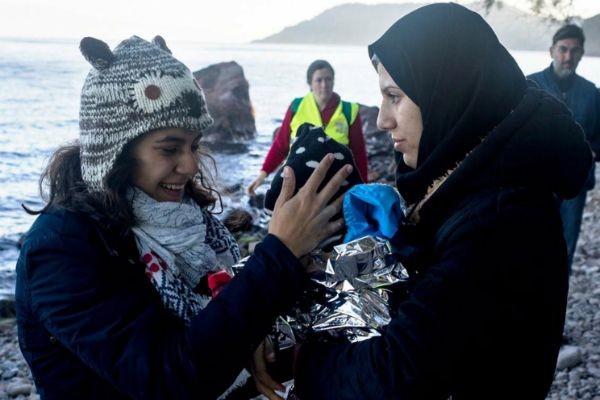 Voluntária vende flores para juntar dinheiro e ir à Grécia ajudar refugiados