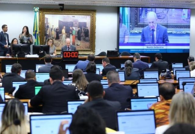 Imagem da noticia PEC da Anistia: comissão aprova perdão de multas a partidos políticos
