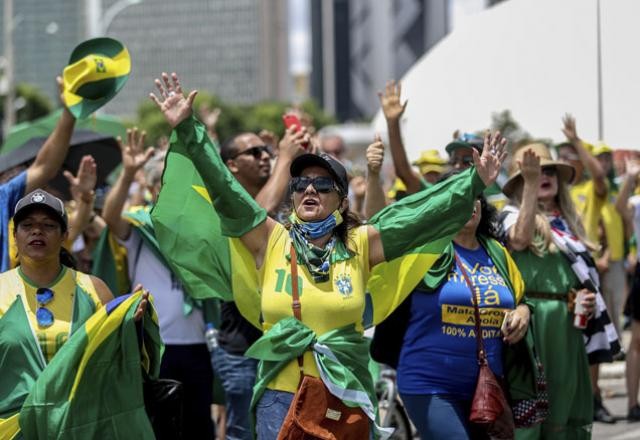 Imagem da noticia Apoiadores de Bolsonaro fazem protesto pelo voto impresso