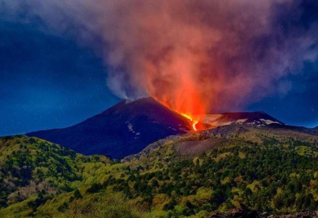 Erupção do Etna força fechamento de aeroporto na Sicília