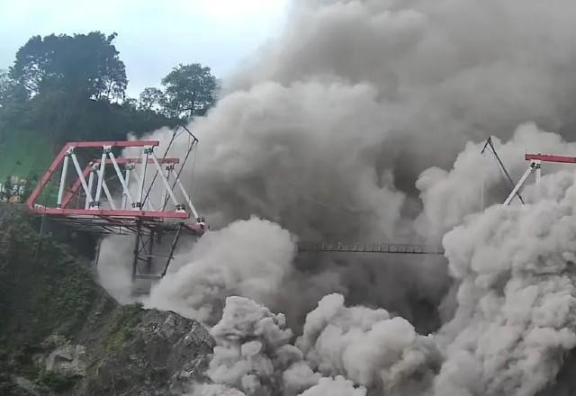 Imagem da noticia Autoridades da Indonésia resgatam quase 2 mil pessoas após erupção de vulcão