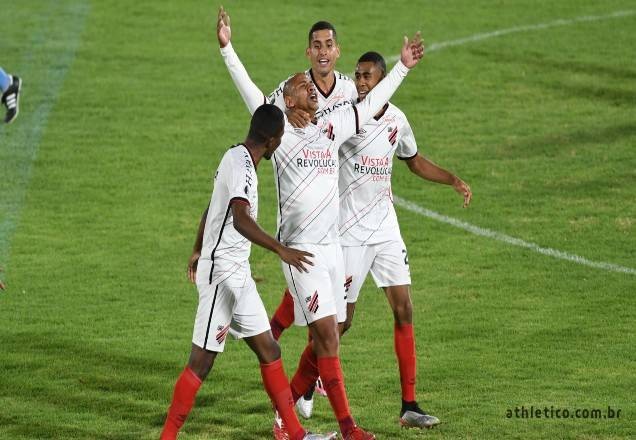 Imagem da noticia Walter testa positivo para Covid19 e desfalca Athletico Paranaense