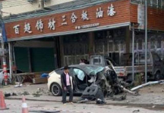 Imagem da noticia Carro da Tesla descontrolado mata 2 pessoas e fere 3 na China