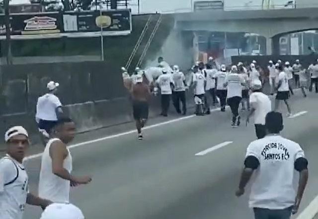 Imagem da noticia Briga entre torcedores do Botafogo e Santos assusta motoristas na Rodovia Presidente Dutra