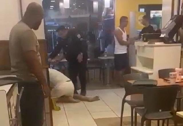 Imagem da noticia RJ: homem é baleado em lanchonete após surtar e quebrar o local