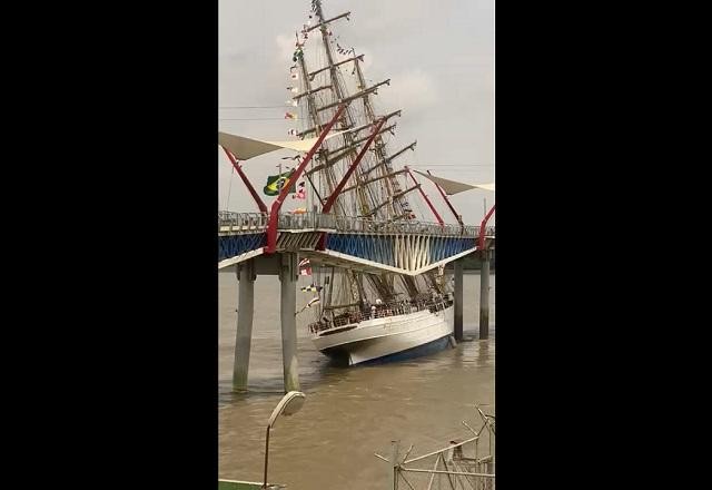 Imagem da noticia Veleiro da Marinha brasileira bate em ponte no Equador; veja vídeo