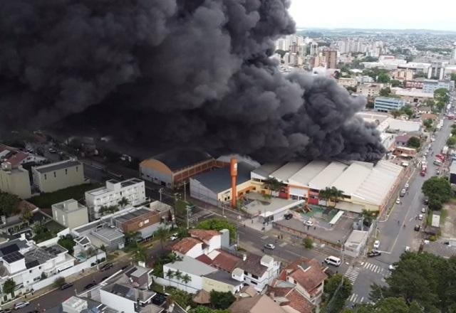 Imagem da noticia Incêndio de grandes proporções assusta moradores da Grande Porto Alegre