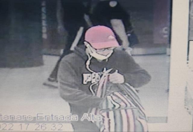 Imagem da noticia Polícia prende homem que fez ameaças com metralhadora em roubo a joalheria
