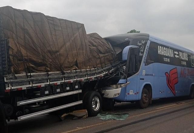 Imagem da noticia Acidente envolvendo ônibus e caminhão em local com protesto deixa 9 feridos