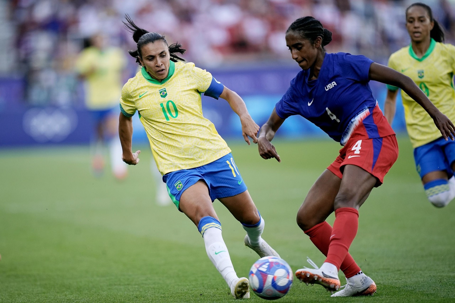 Brasil perde para os EUA e fica com a prata no futebol feminino na Olimpíada