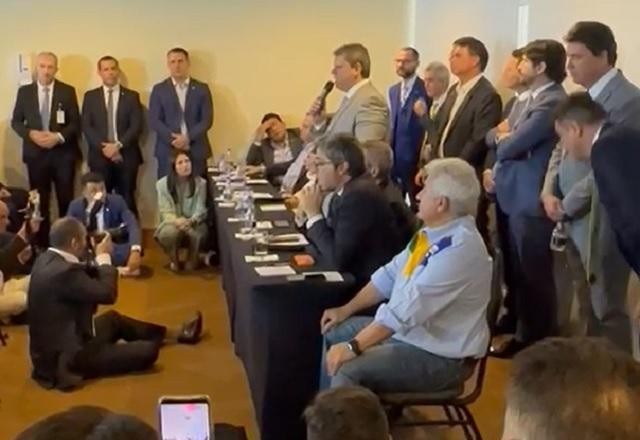 Vídeo: Tarcísio é interrompido por Bolsonaro ao falar sobre reforma tributária
