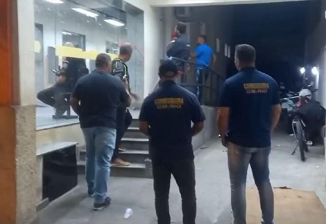 Imagem da noticia Corregedoria prende guardas municipais que cobravam propina de quiosque no Rio