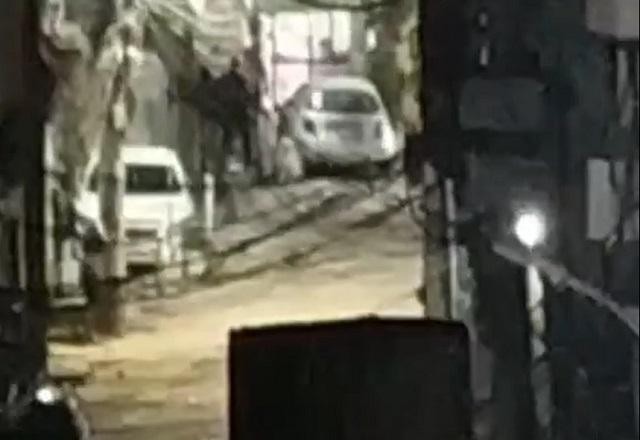 Imagem da noticia Intenso tiroteio entre criminosos em comunidade deixa dois moradores feridos