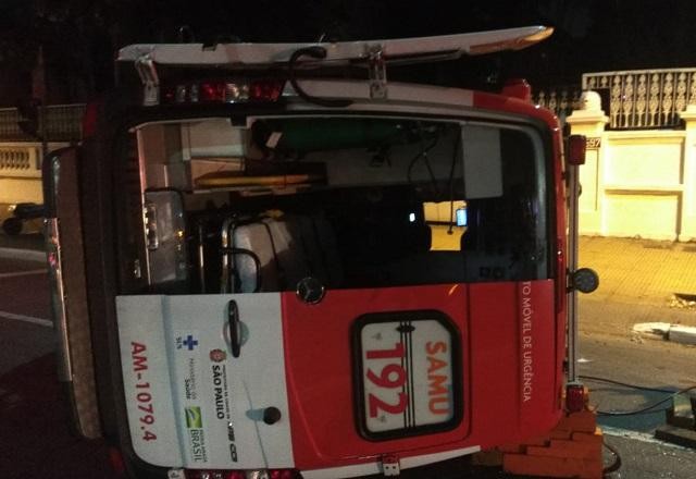 Imagem da noticia Ambulância do Samu capota em avenida na zona oeste de São Paulo