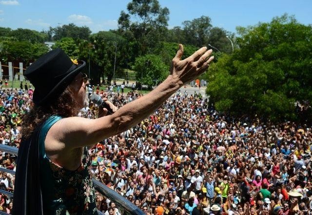 "Carnaval é aglomeração sem máscara. Passa covid", diz especialista